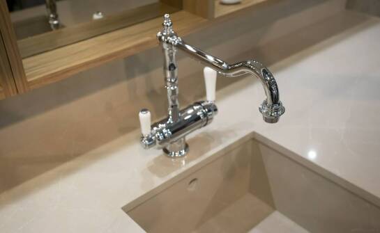 Trawertynowe blaty łazienkowe – klasyka w nowoczesnym wydaniu