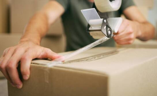 Korzyści z zastosowania taśmy pakowej z nadrukiem w logistyce