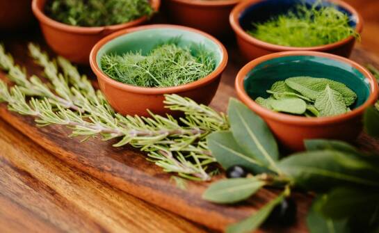 Manufaktura w Bolesławcu: Unikalność wzorów dzięki technice stempelkowej