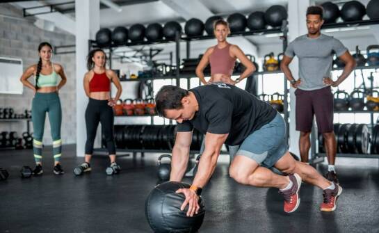 Vorteile des Besuchs eines Fitnessstudios im Kontext der Erreichung gesundheitlicher Ziele