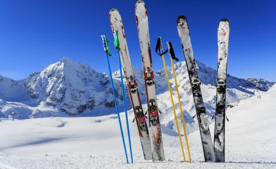 Zimowe wyprawy: dlaczego warto zainwestować w dobry bagażnik na narty?