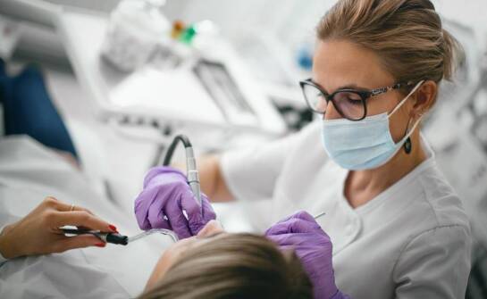 Stomatologia mikroskopowa – precyzja i bezpieczeństwo w jednym
