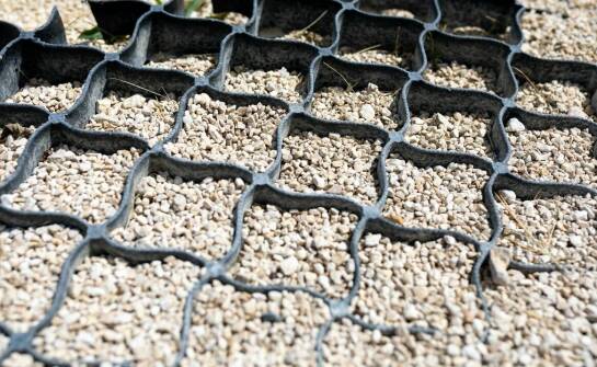 Jak eko kratka na podjazd zmniejsza ryzyko powstawania kałuż?