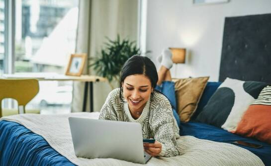 Dlaczego warto kupować spodnie online? Przewaga sklepu internetowego nad tradycyjnym