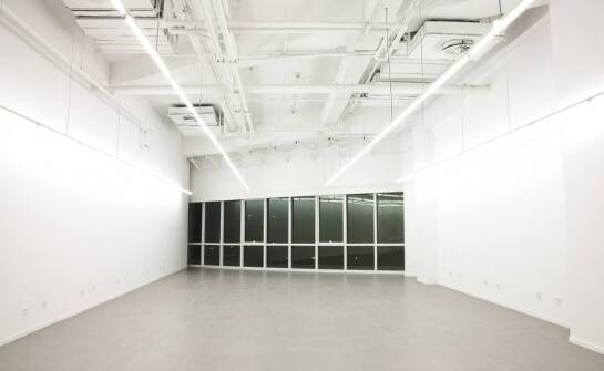 Zalety stosowania opraw LED w przestrzeniach komercyjnych