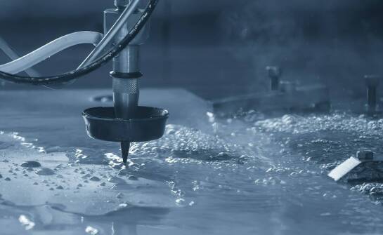 Jakie są zalety stosowania plexi CNC w projektach multimedialnych?