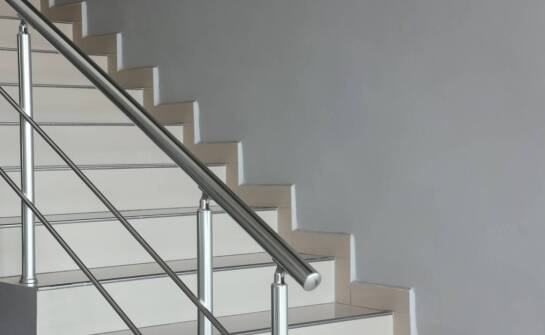 Schody zewnętrzne ze stali nierdzewnej a bezpieczeństwo użytkowników