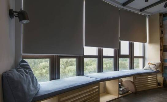 Jak rolety plisowane mogą wpłynąć na estetykę małych pomieszczeń?