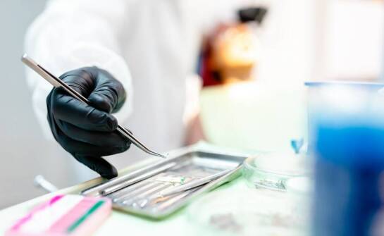 Jak wygląda proces leczenia implanto-protetycznego krok po kroku?