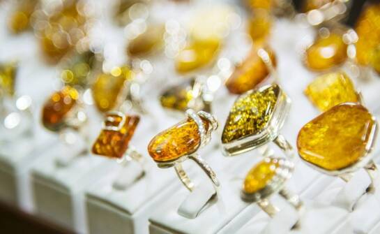 Wisiorki z bursztynu – jak rozpoznać autentyczność kamienia?