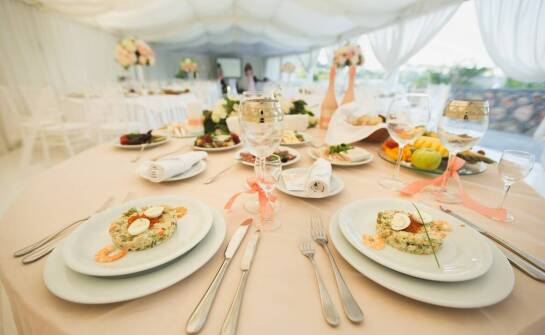 Organizacja cateringu Chrzanów na wesela – jak dopasować menu do oczekiwań pary młodej?