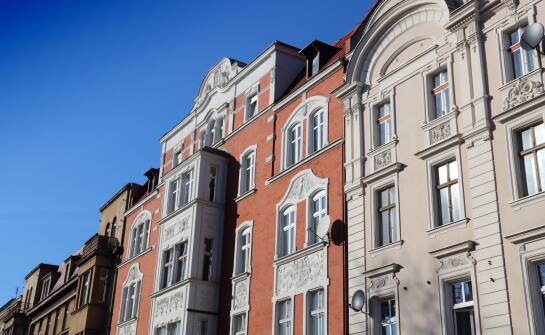 Jak uniknąć problemów przy sprzedaży kamienicy zadłużonej do skupu?