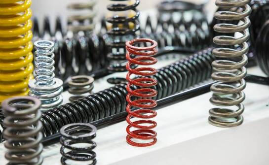 Kluczowe korzyści stosowania sprężyn naciągowych w systemach mechanicznych