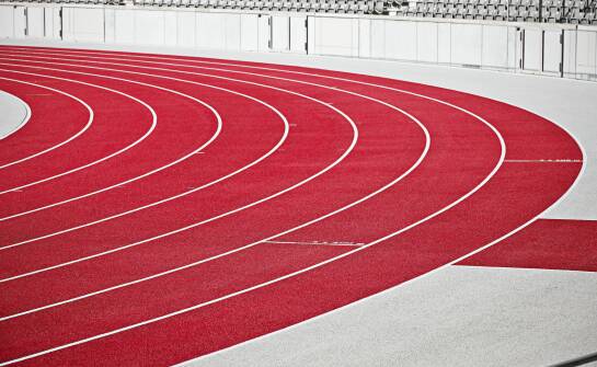 Jakie wyzwania napotykamy przy czyszczeniu różnych typów nawierzchni sportowych?