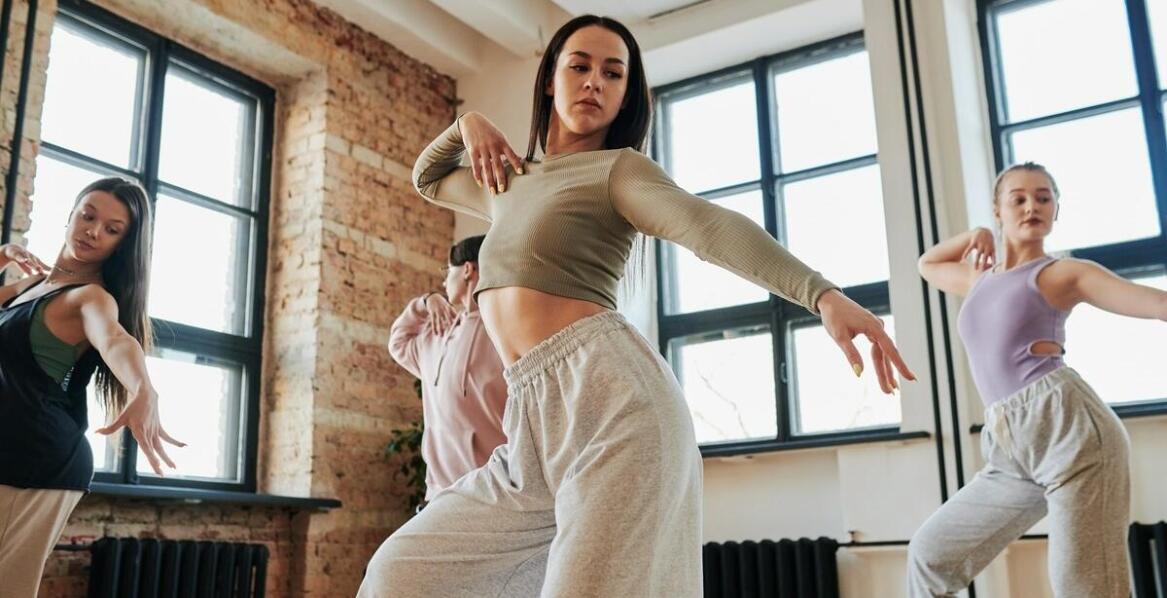 Reggaeton taniec a samoakceptacja – jak taniec wpływa na poczucie własnej wartości?