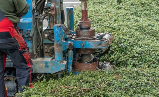 Jak sprzęt do wiercenia studni głębinowych wpływa na koszt inwestycji?