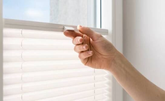 Funkcjonalność rolet wewnętrznych plisowanych w domach z dziećmi