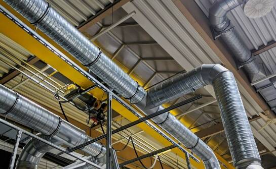 Technologie wspierające efektywne chłodzenie hal przemysłowych