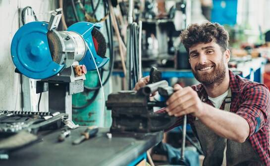 Znaczenie precyzyjnego ostrzenia frezów dla producentów stolarki budowlanej