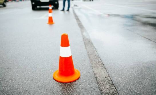 Pachołek gumowy jako niezbędny element w zarządzaniu ruchem na placach budowy
