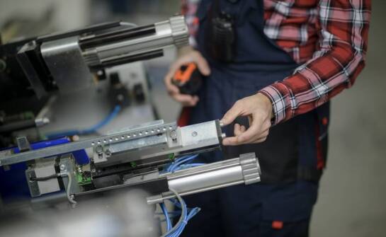 Jak regulacja ostrzy wpływa na jakość krojenia po naprawie krajalnic?