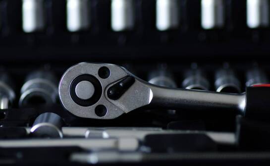 Klucz m14 – idealne narzędzie do montażu i demontażu elementów budowlanych