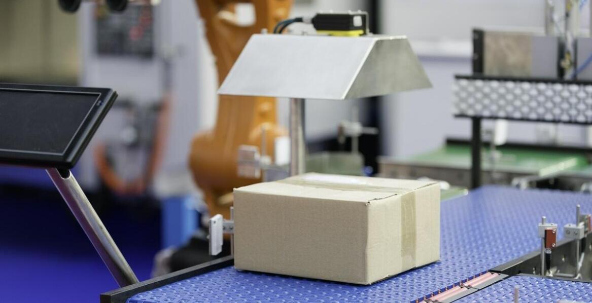 Zintegrowane systemy pakowania z użyciem robotów z pudełek kartonowych: zalety i wyzwania