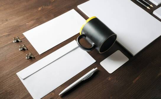 Zastosowanie naklejek na sztuki w eventach – jak mogą przyciągnąć uwagę?