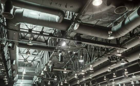 Rury wentylacyjne a ich rola w redukcji hałasu w systemach HVAC