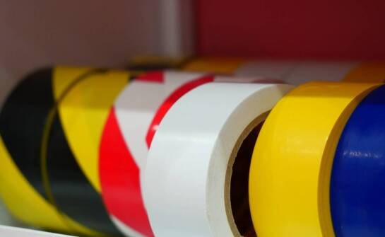 Jakie są zalety stosowania naklejek "Nieupoważnionym wstęp wzbroniony" w strefach zagrożenia?