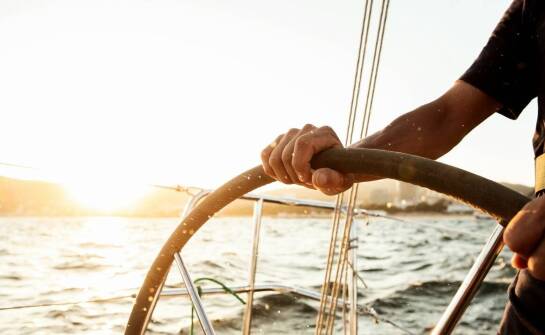 Koordynacja działań z bosakiem jachtowym podczas manewrów przy kei