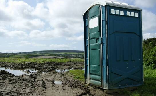 Przenośne WC na budowie: jak zapewnić ich odpowiednią ilość?