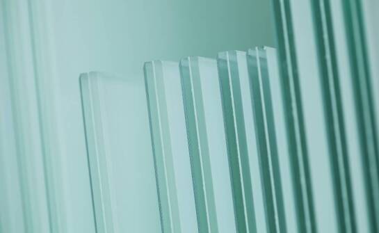 Jak czarna płyta pleksi może zwiększyć atrakcyjność witryn sklepowych?