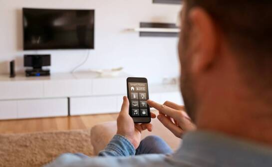 Jakie są najważniejsze aspekty wdrażania rozwiązań smart home w telewizji hotelowej?