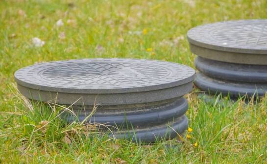 Jakie są główne zalety gotowych szamb betonowych dla małych działek budowlanych?