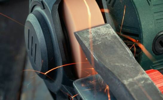 Jak obróbka plastyczna na prasach podnosi jakość gotowych produktów?