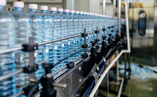 Jak transportery akumulacyjne wpływają na wydajność linii rozlewniczych do wody?