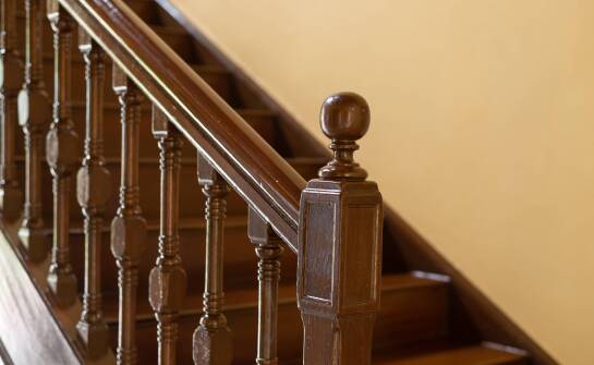 Poręcze drewniane: Praktyczne i estetyczne rozwiązania dla domu