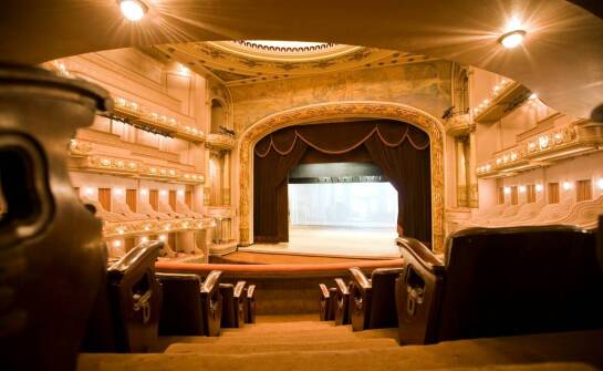 Wie trägt die Theaterbühne zum Erfolg einer Aufführung bei?
