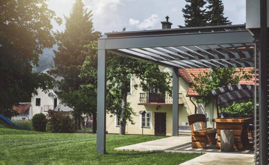 Jak dachy tarasowe zwiększają komfort użytkowania przestrzeni zewnętrznej?