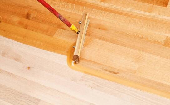 Jak jakość obróbki wpływa na trwałość desek podłogowych?