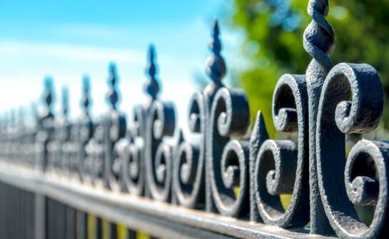 Wpływ odlewów żeliwnych na trwałość mebli ogrodowych