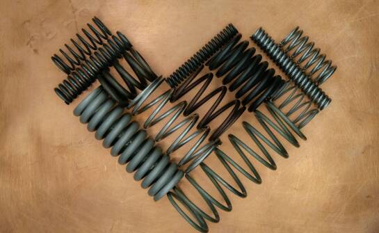 Sprężyna skrętna w kontekście norm i certyfikacji – co warto wiedzieć?