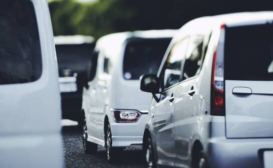 Usługi transportowe po wygranej licytacji: jak wybrać najlepszą ofertę?