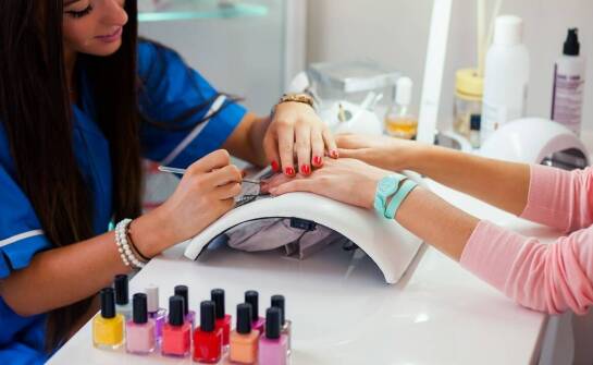 Szkolenia stylizacji paznokci warszawa – jak rozpocząć swoją przygodę z nail art?