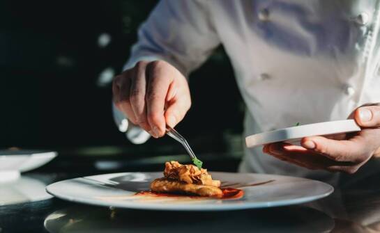 Ekskluzywne menu w hotelu: kulinarna podróż przez smaki świata