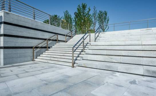 Kolorowe fontanny: jak tworzyć niezapomniane efekty wizualne?