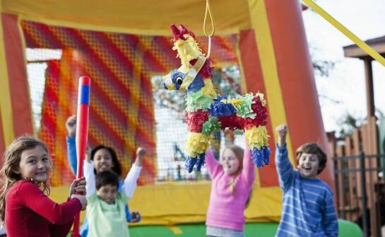 Jakie dodatkowe atrakcje można dodać do przyjęcia w sali urodzinowej?