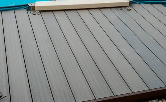 Jakie są najlepsze rozwiązania dla odpływu wody na tarasach kompozytowych?