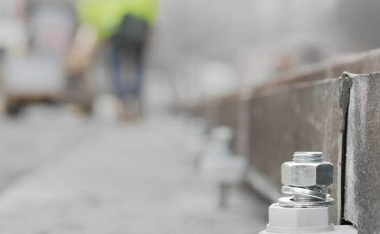 Zalety stosowania regulowanych podpór w budowie tarasów drewnianych